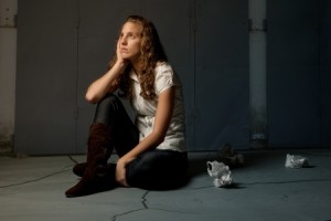 ragazza triste e sola nel buio